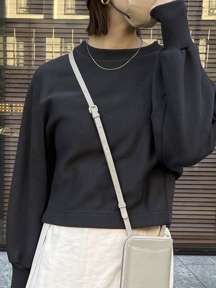 ボリューム袖のショート丈スウェット