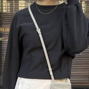 秒でスタイル盛れ。着るだけでこなれる“ボリューム袖”のショート丈スウェット