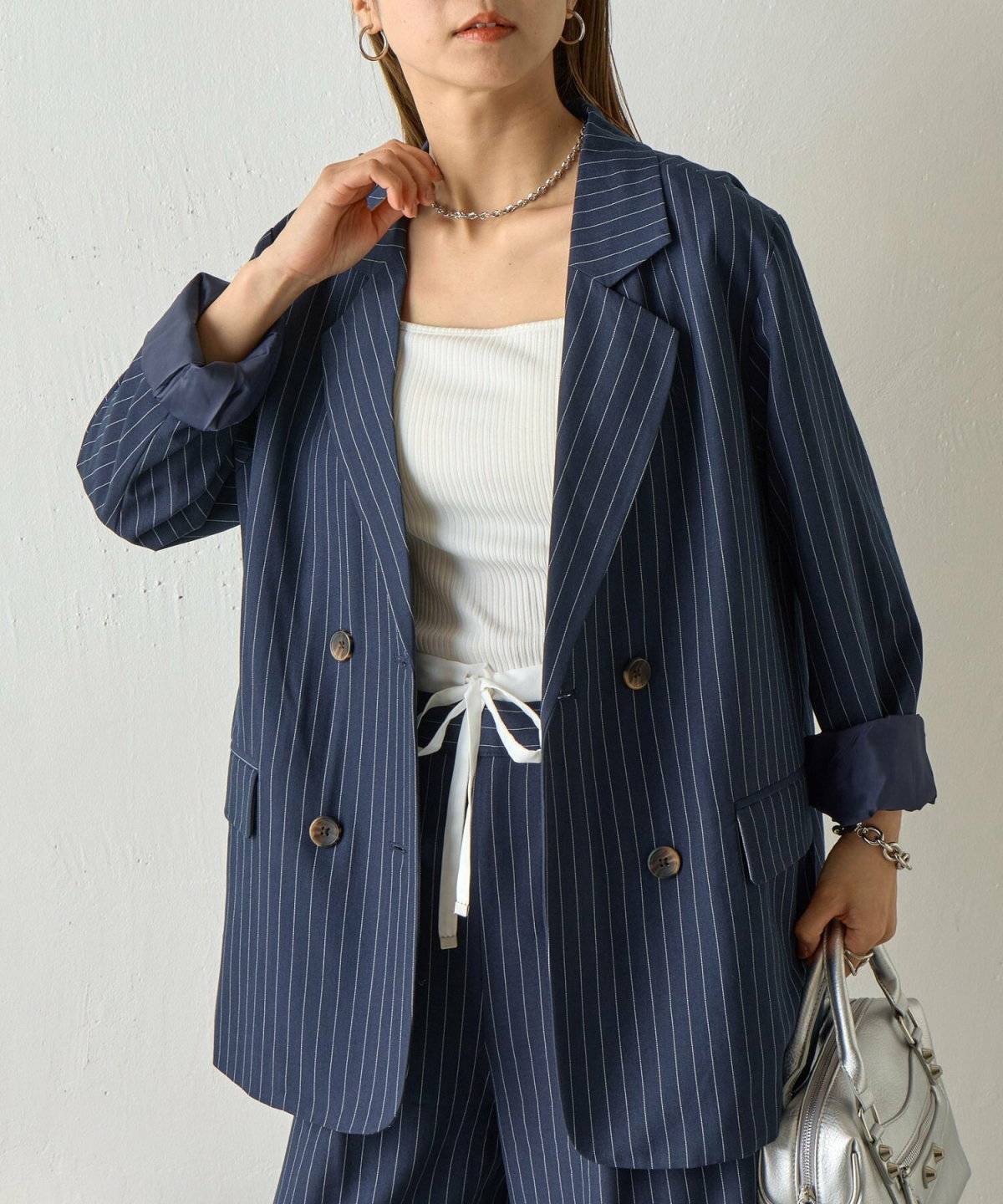 ジャケットを着た女性