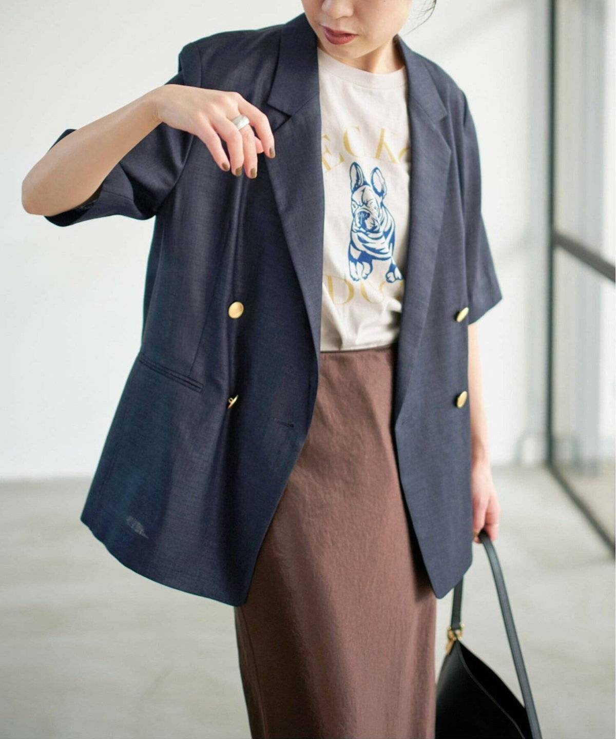 ジャケットを着た女性