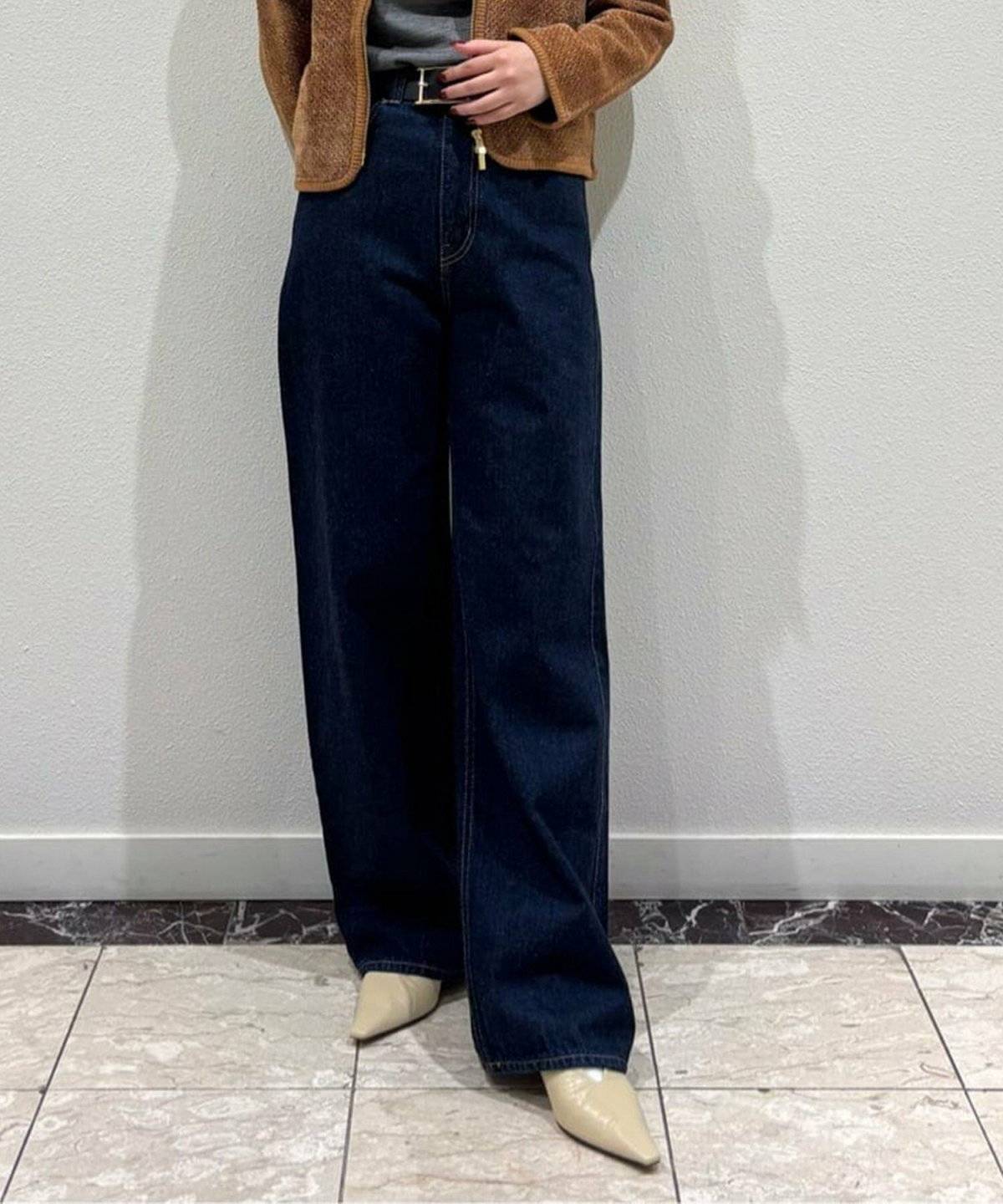 パンツコーデの女性