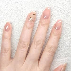 甘さ控えめで今っぽい。不器用さん向けの「隠れリボンネイル」のやり方