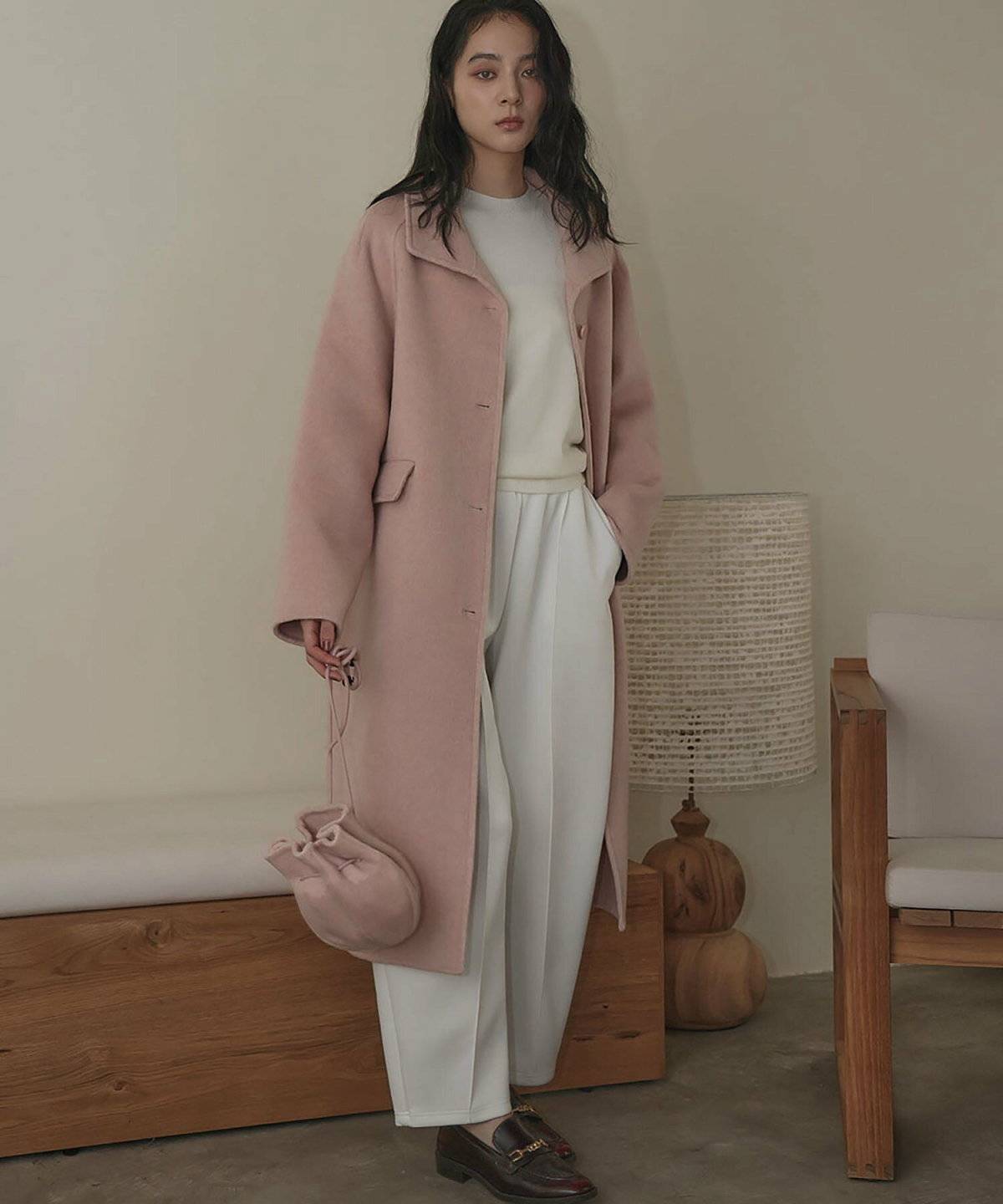 コートを着た女性