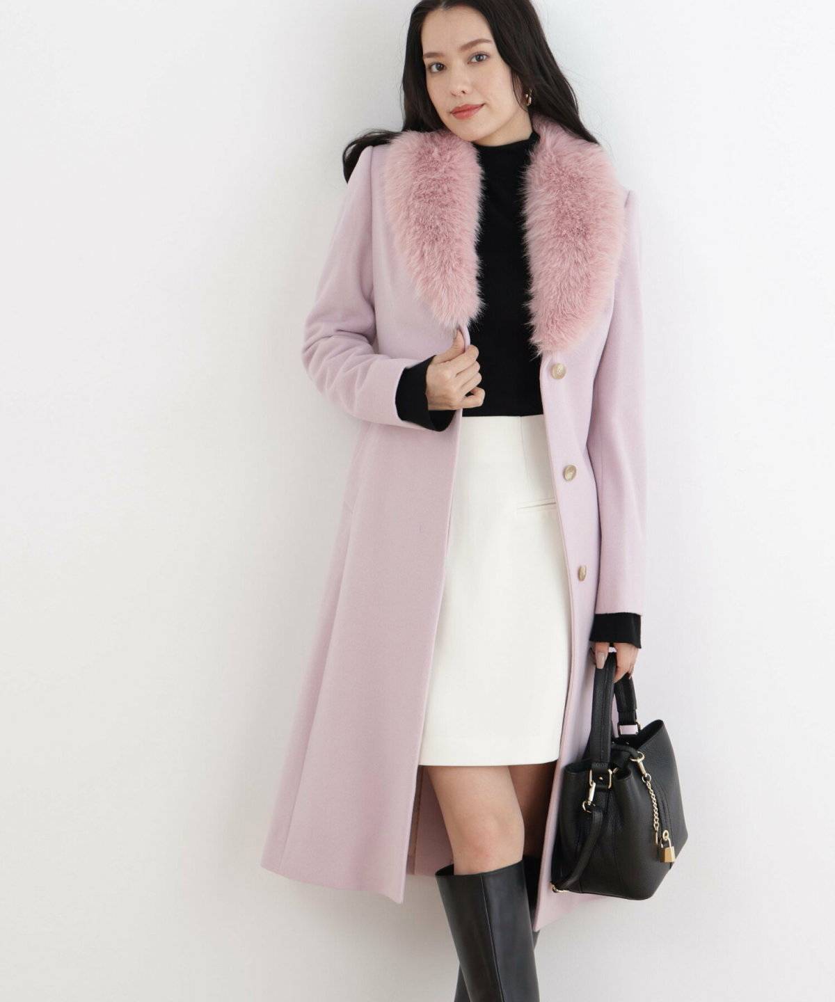 コートを着た女性