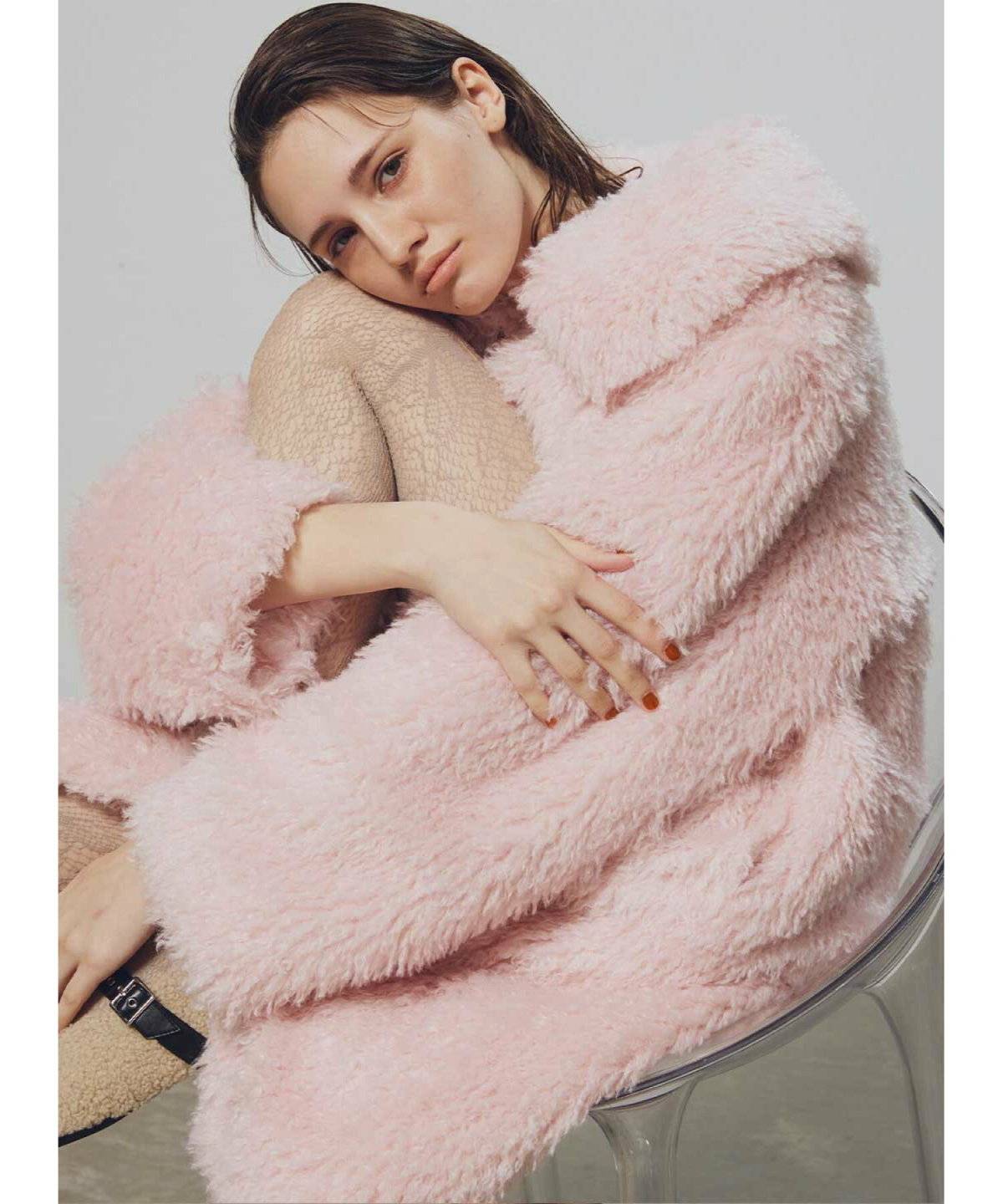 コートを着た女性