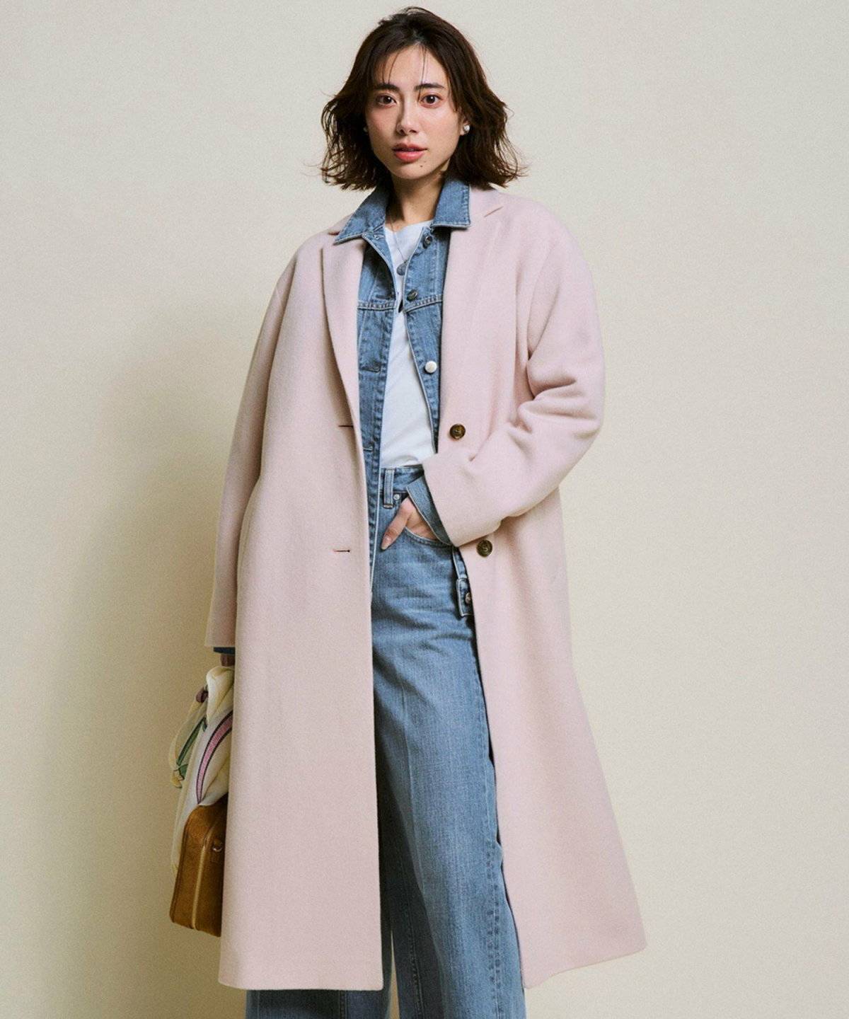 コートを着た女性