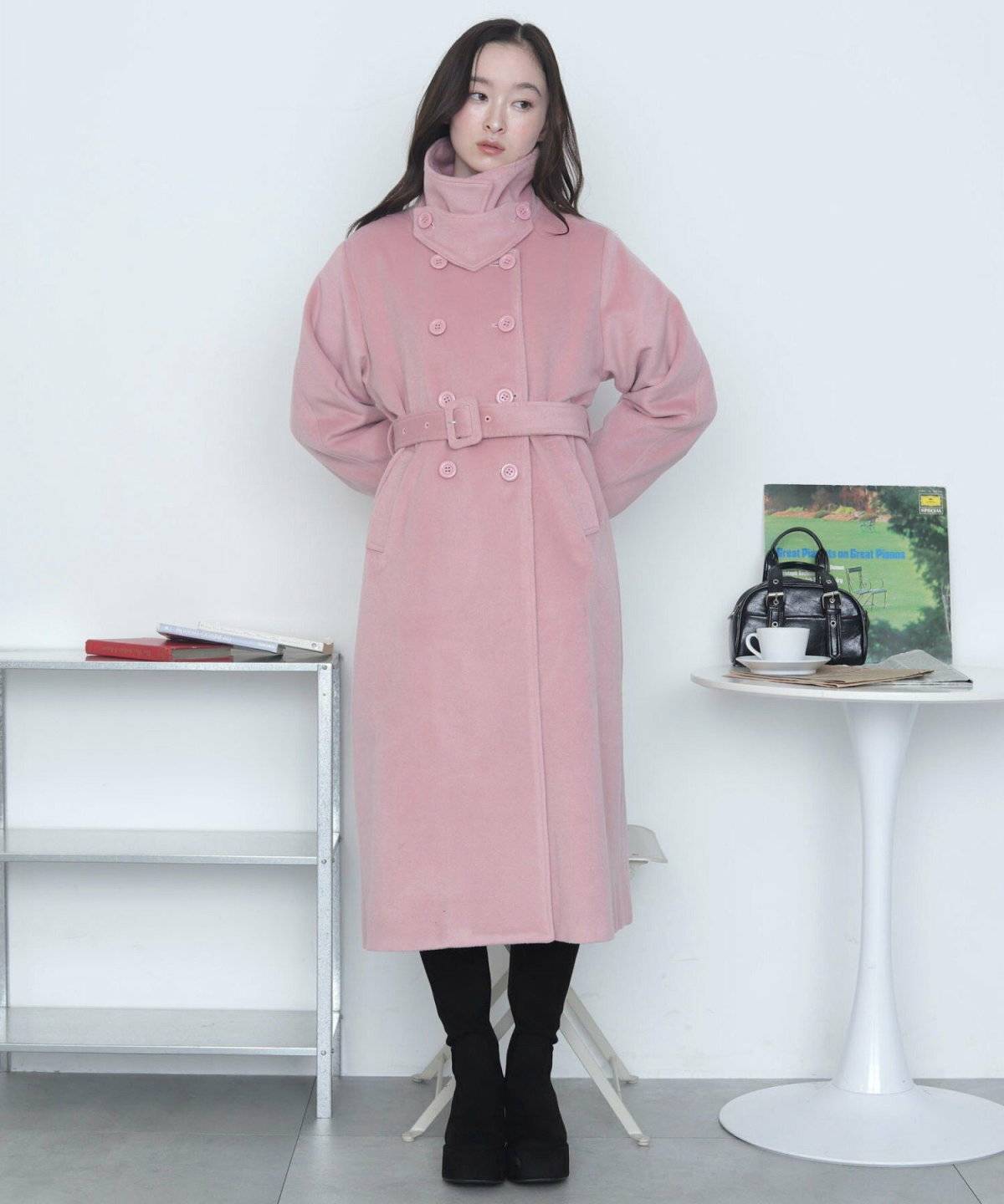 コートを着た女性