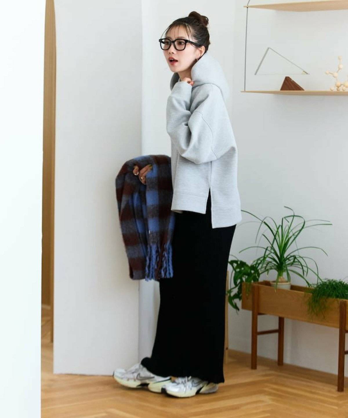 スカートコーデの女性