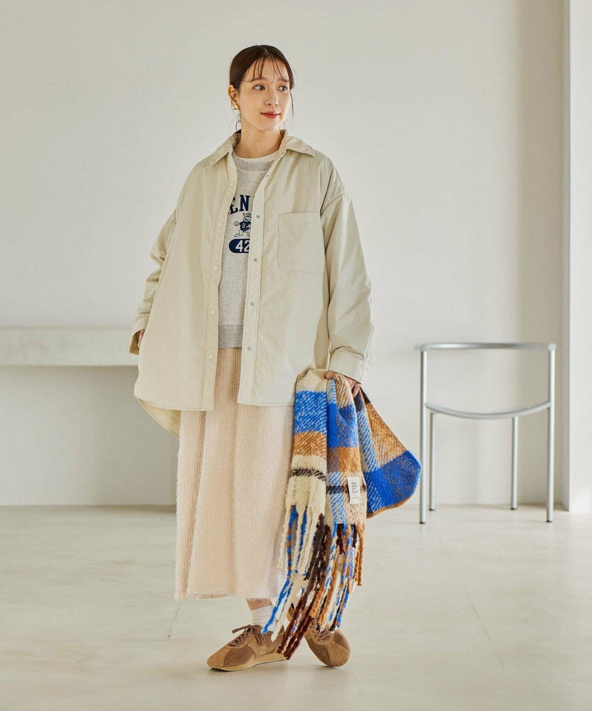 スカートコーデの女性