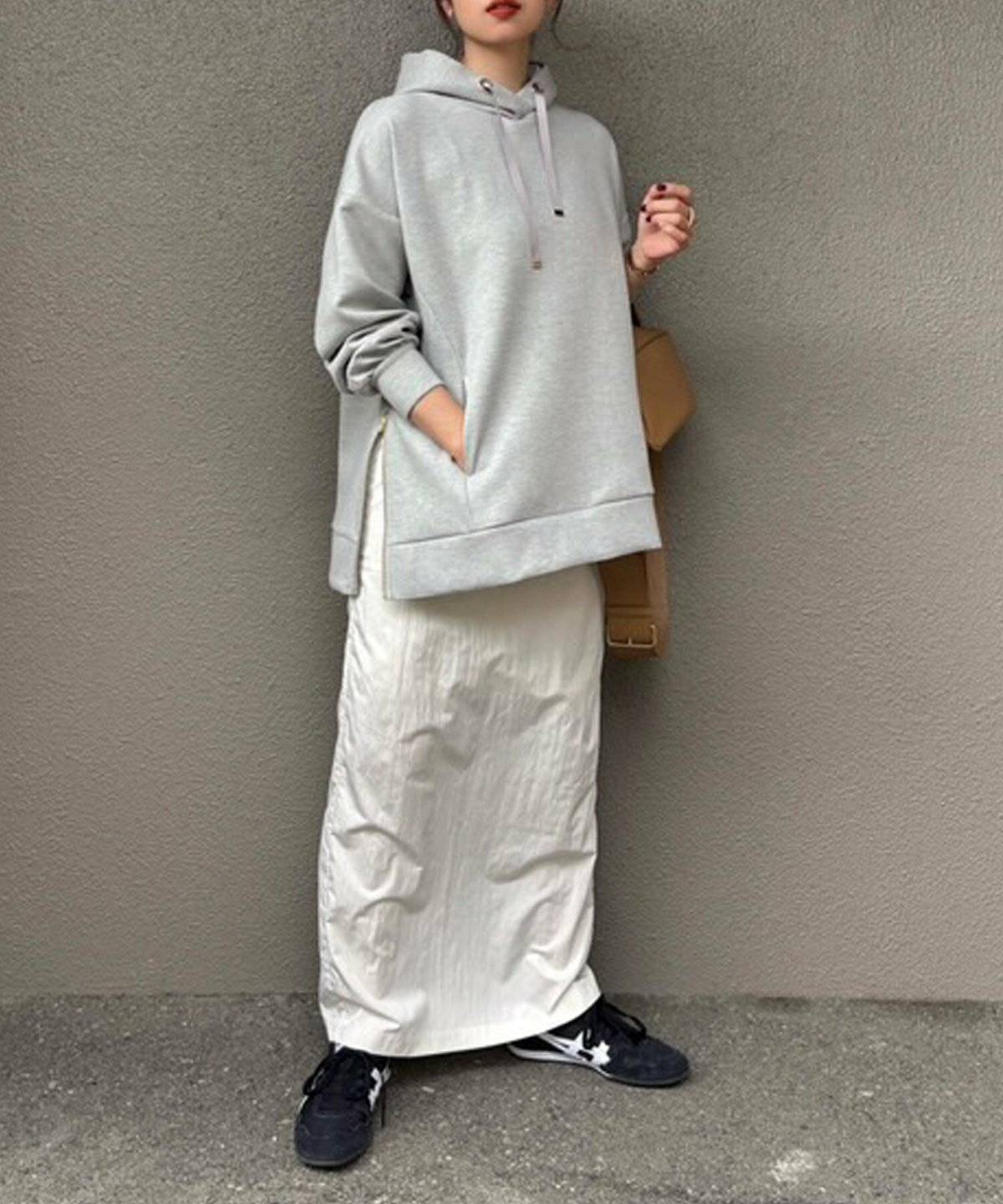 スカートコーデの女性