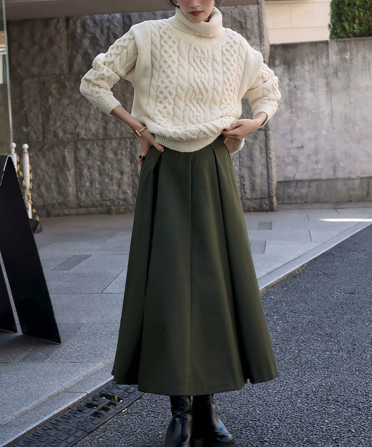 パンツコーデの女性