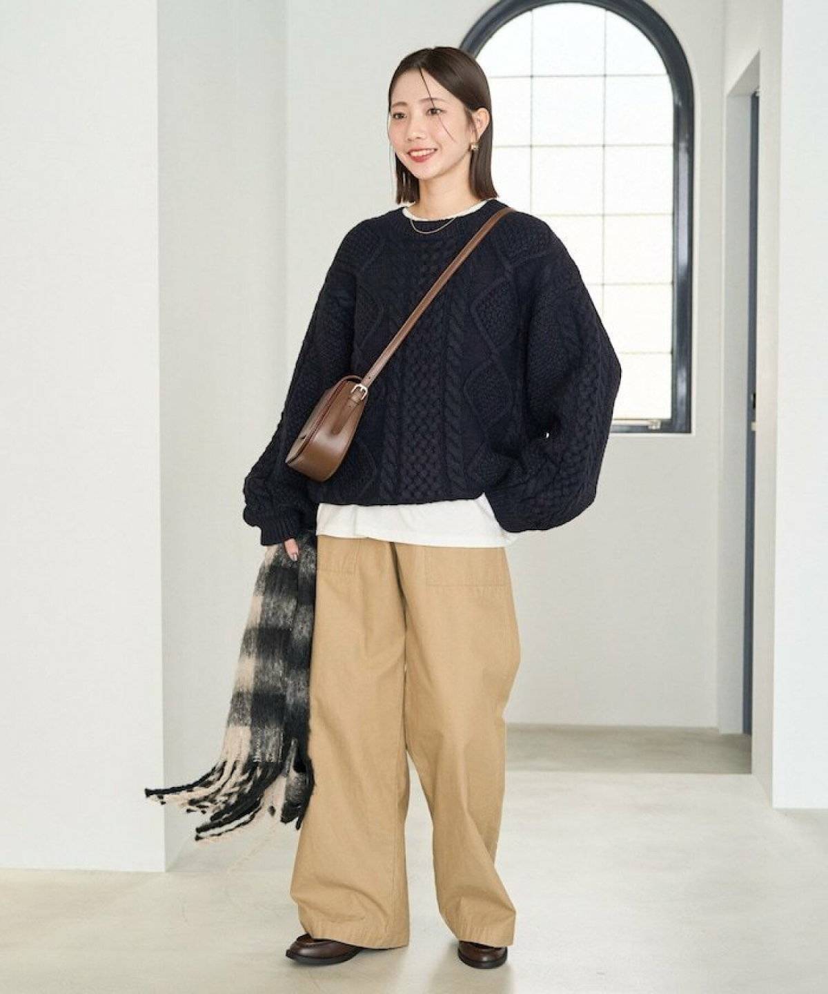 パンツコーデの女性