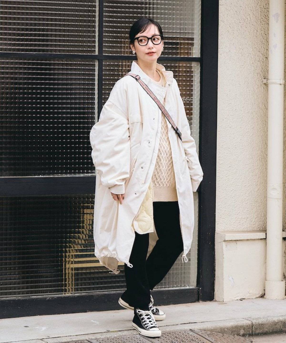 パンツコーデの女性