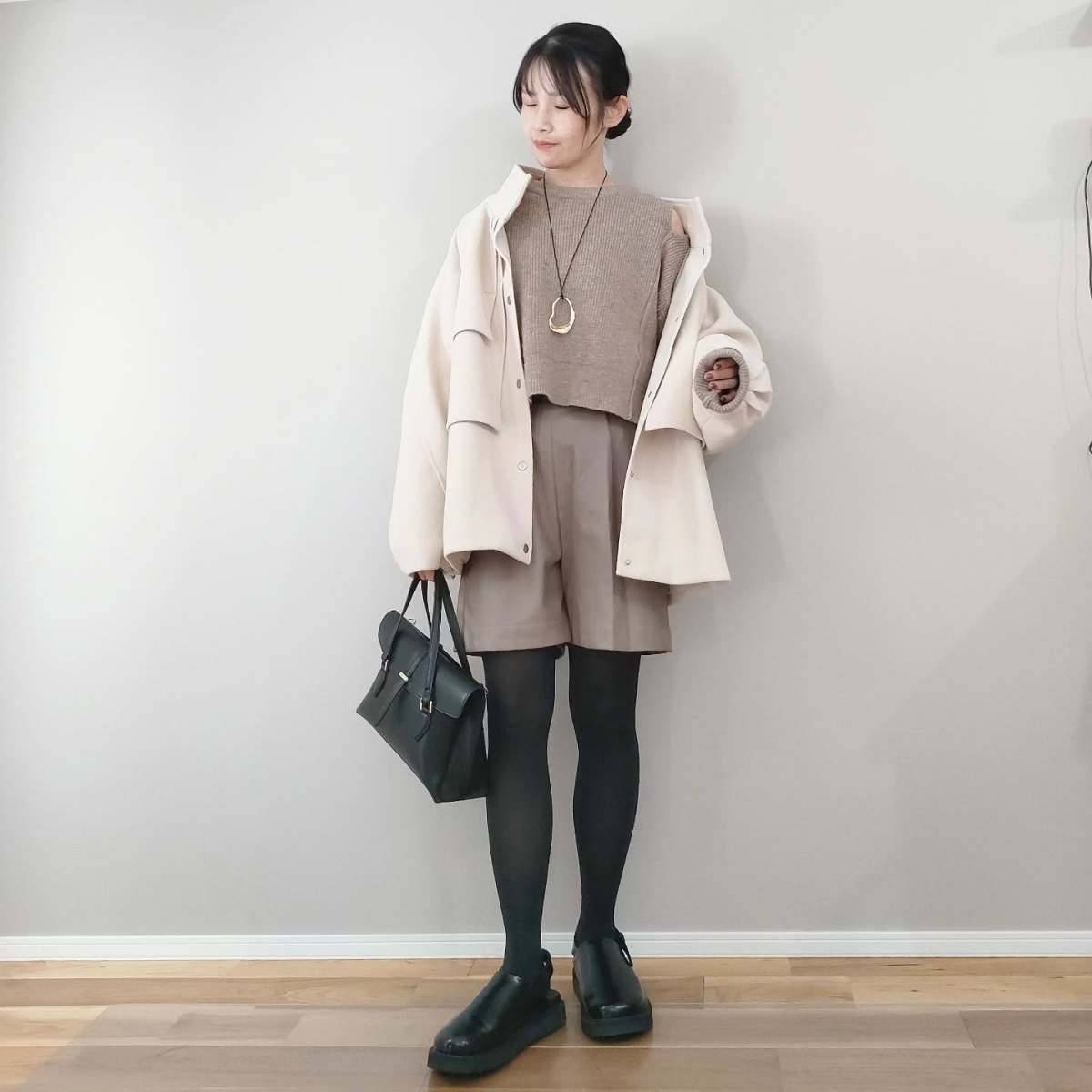 淡色でまとめたミニコーデが◎