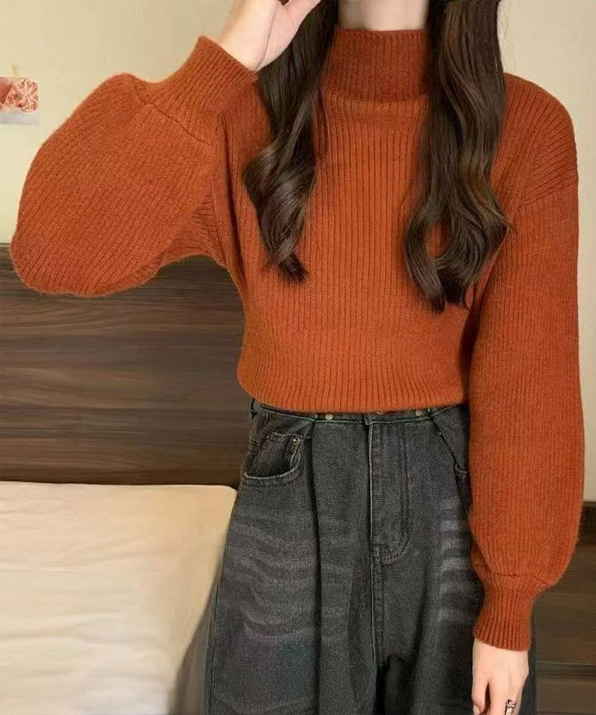 テラコッタカラーコーデの女性