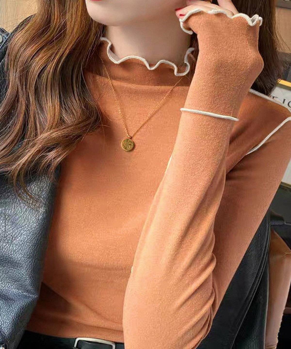 テラコッタカラーのワンピースを着た女性