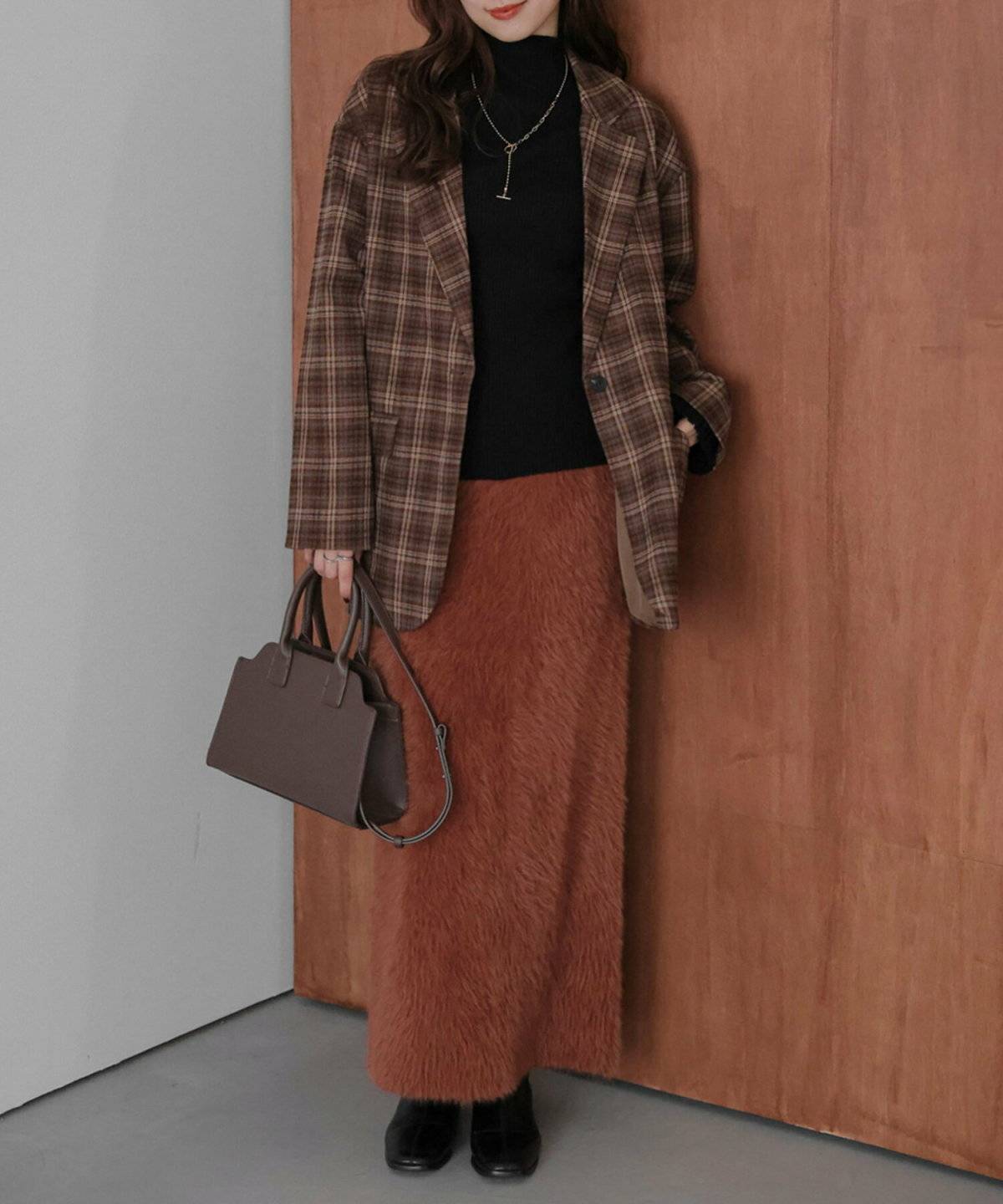 テラコッタカラーコーデの女性