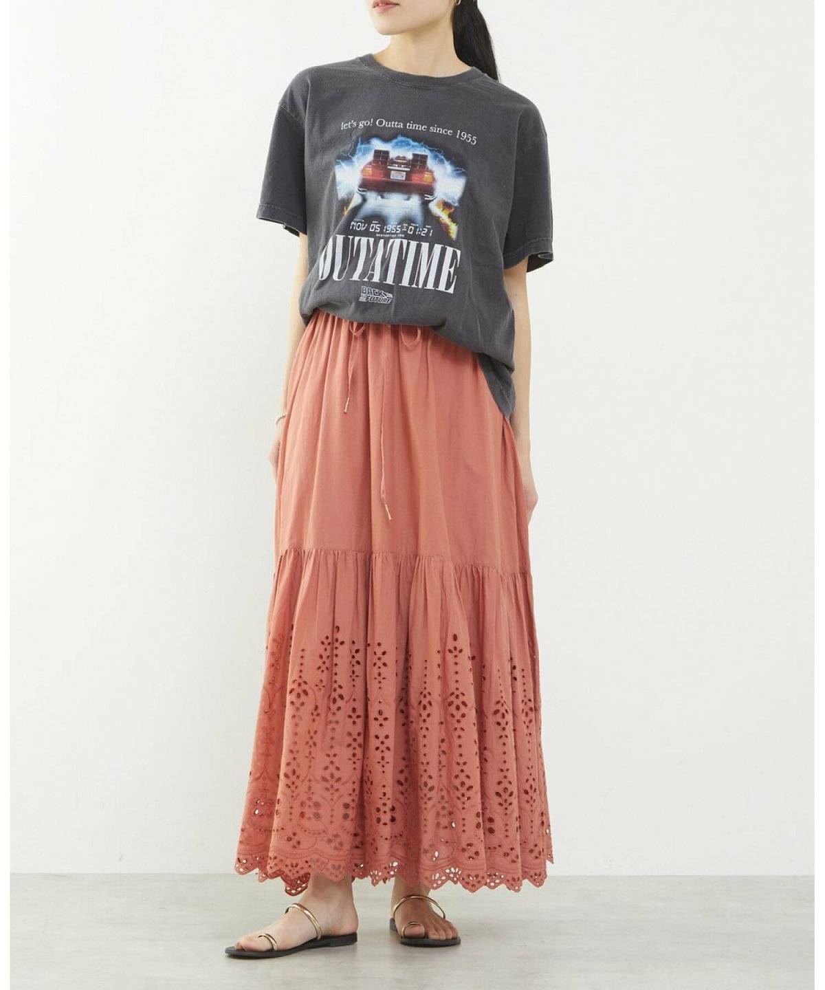 テラコッタカラーコーデの女性