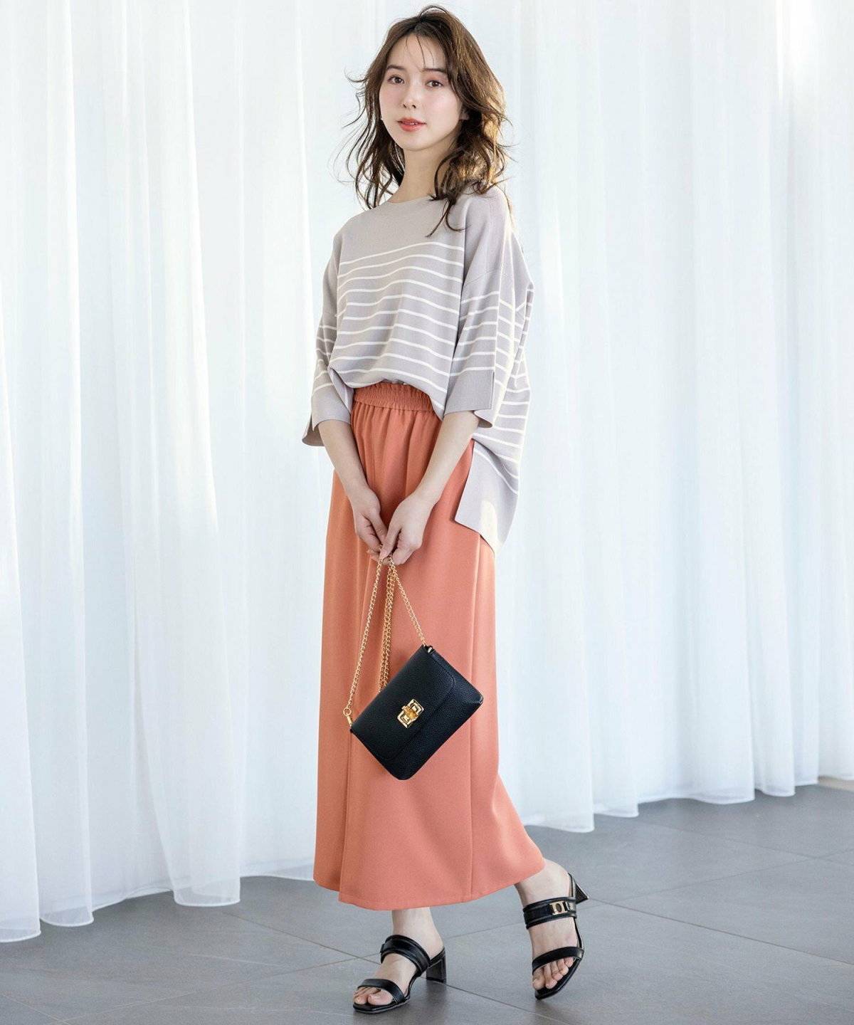 テラコッタカラーコーデの女性