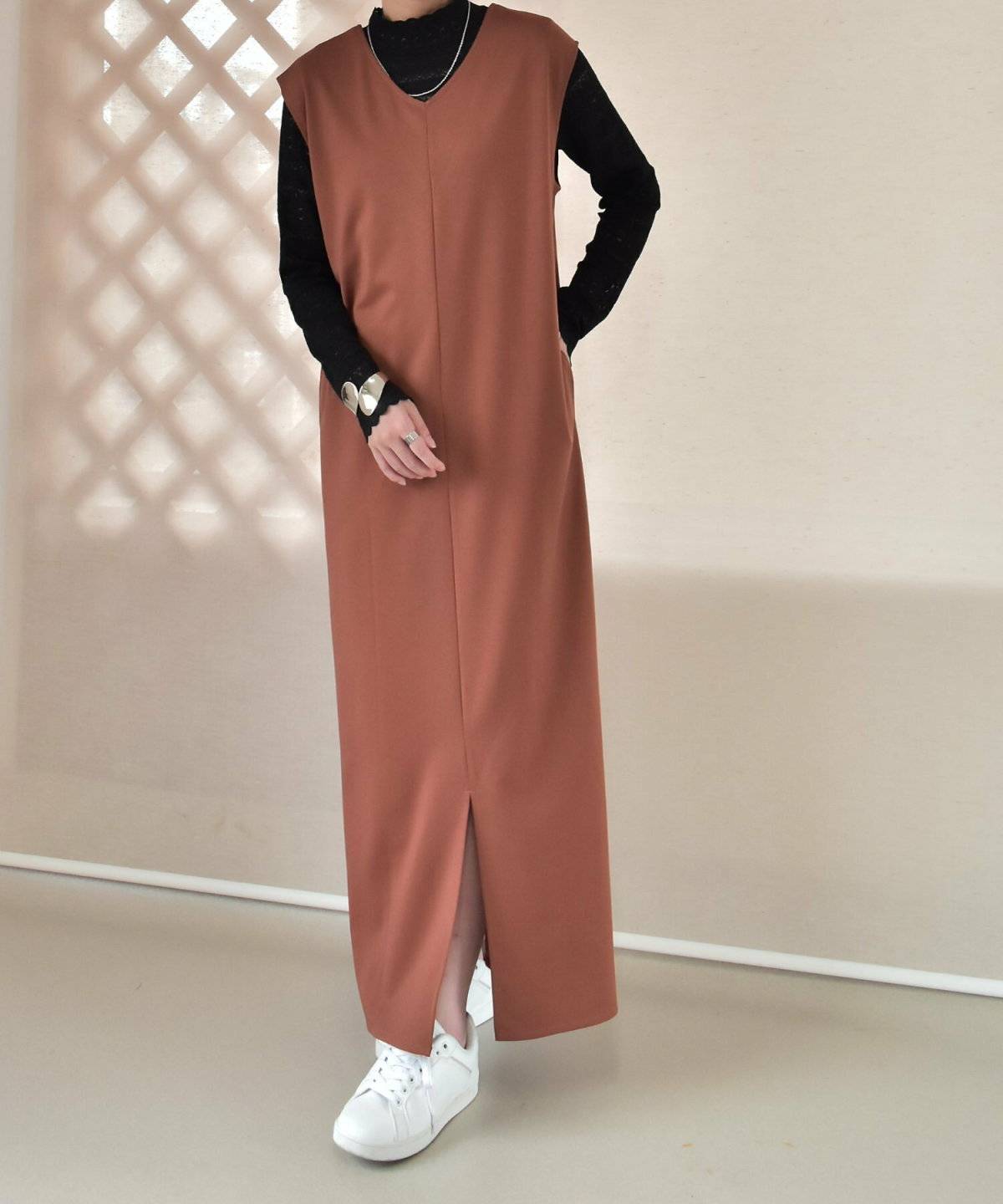 テラコッタカラーコーデの女性