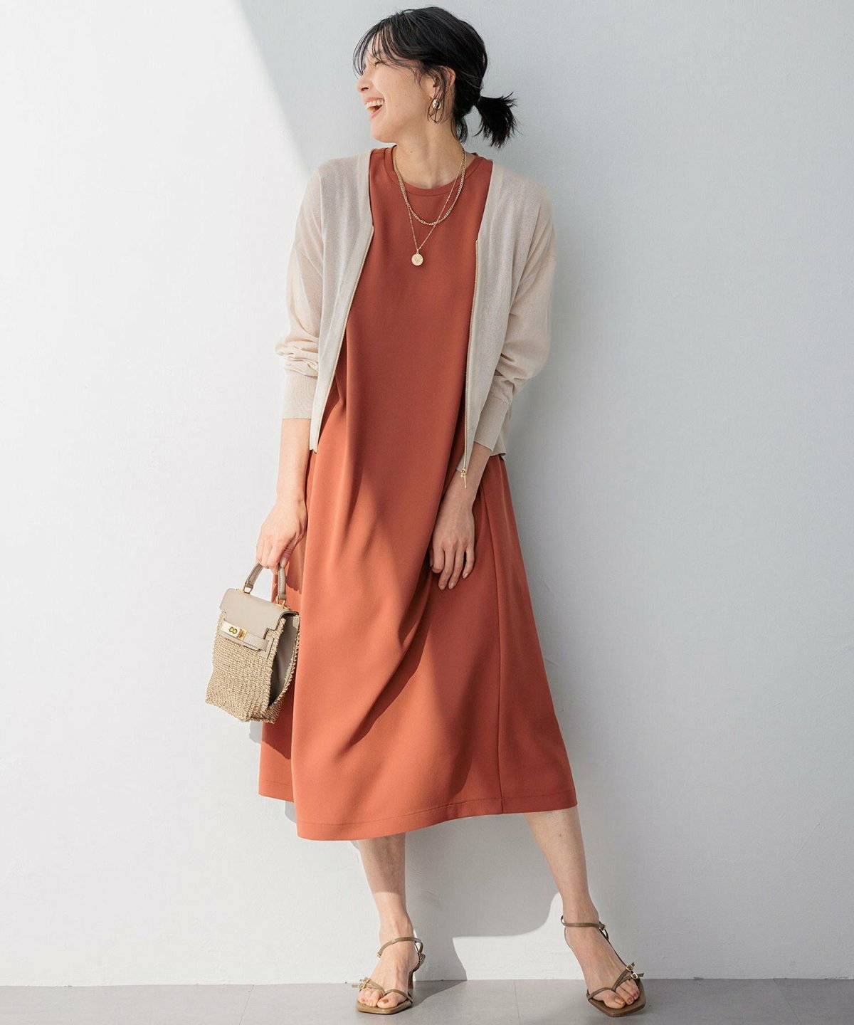 テラコッタカラーコーデの女性