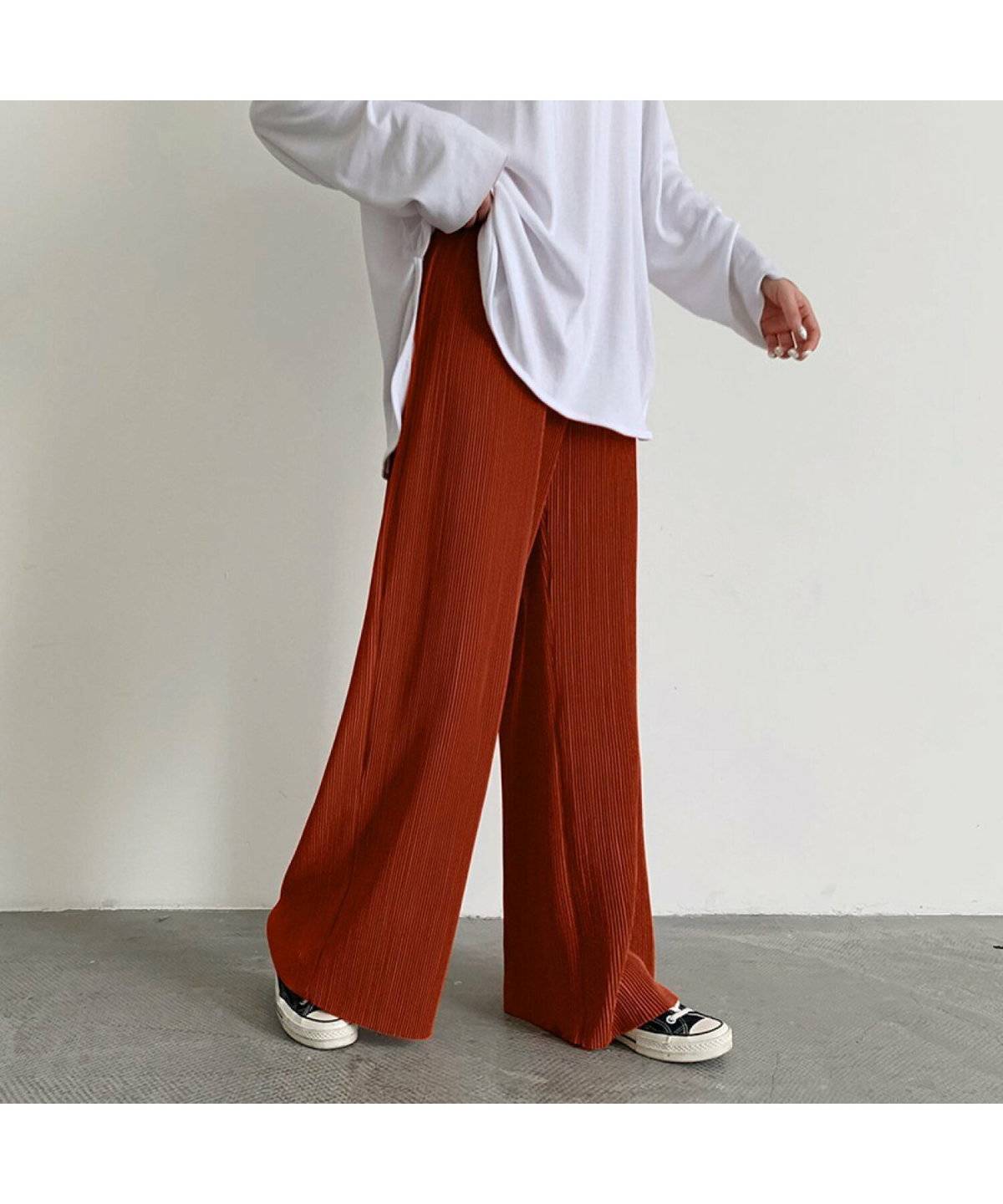 テラコッタカラーコーデの女性