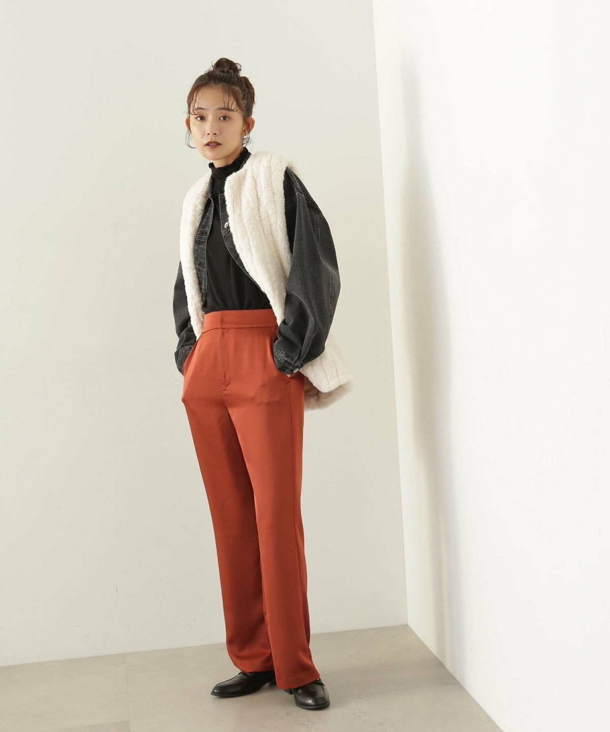 テラコッタカラーコーデの女性