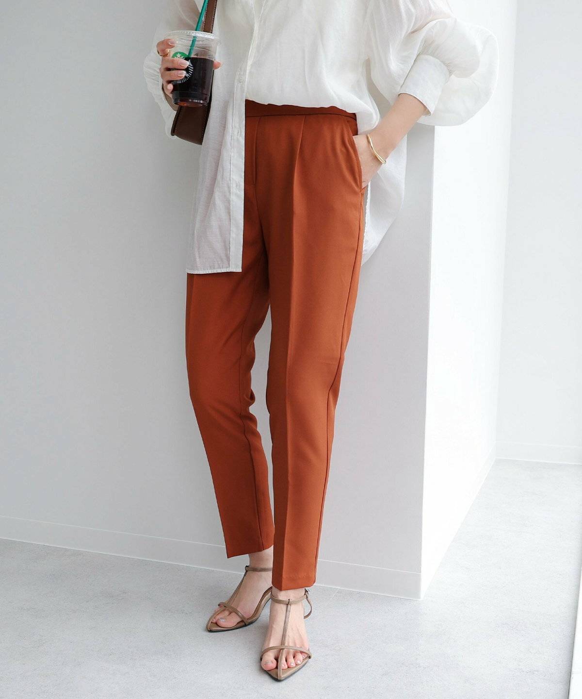 テラコッタカラーコーデの女性