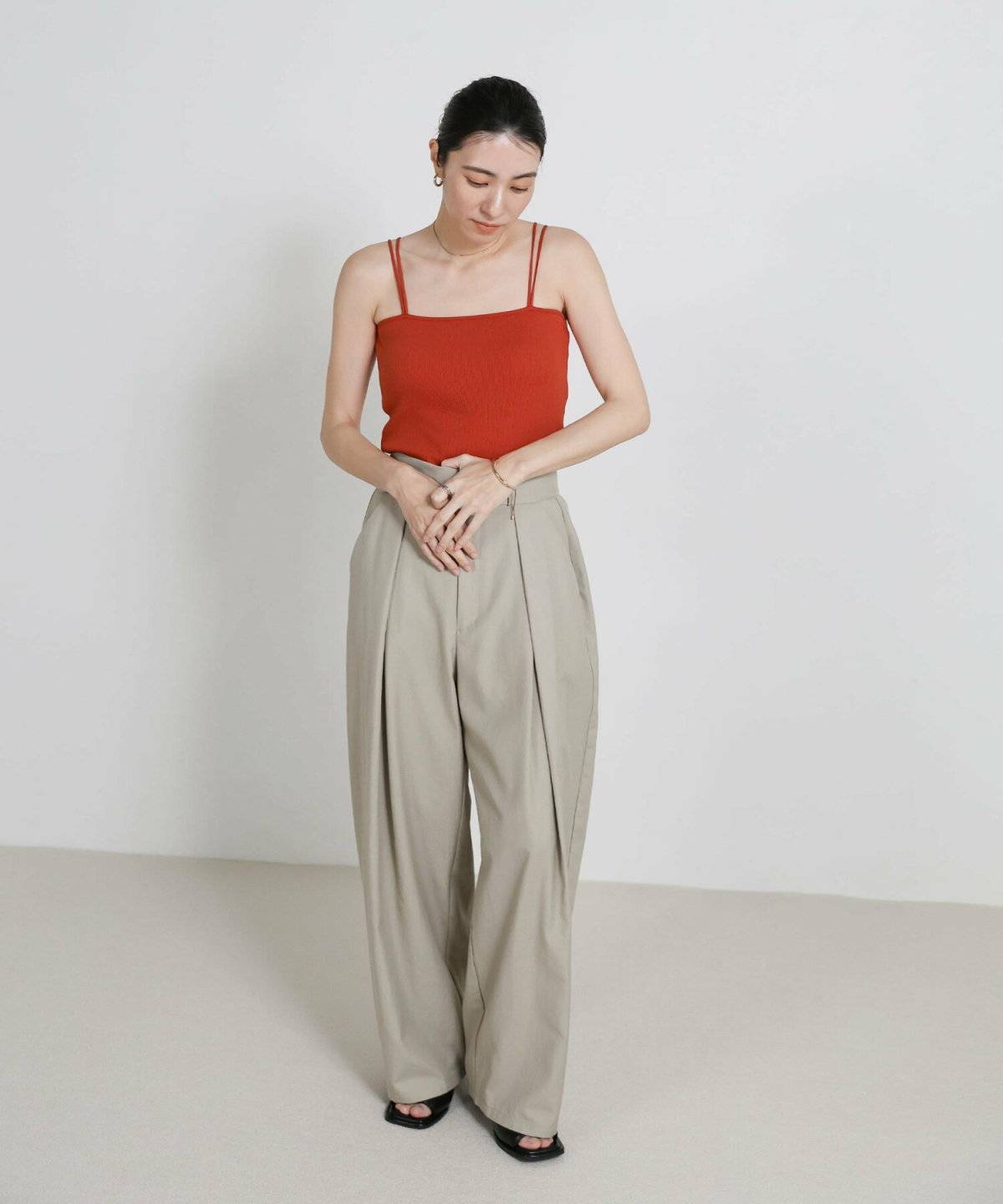 テラコッタカラーコーデの女性