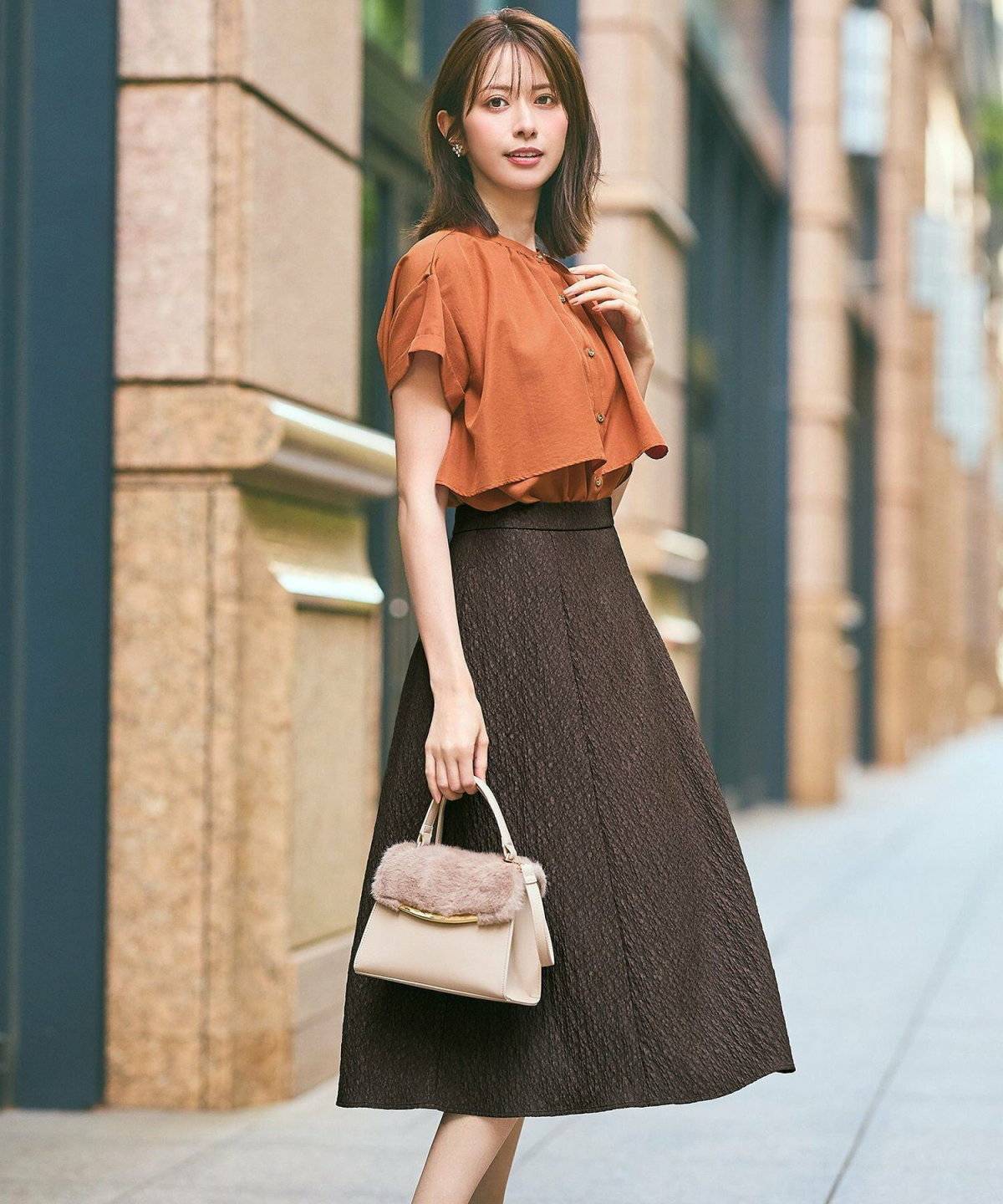 テラコッタカラーコーデの女性