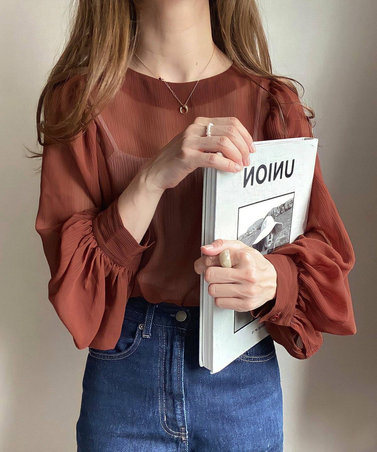 テラコッタカラーコーデの女性