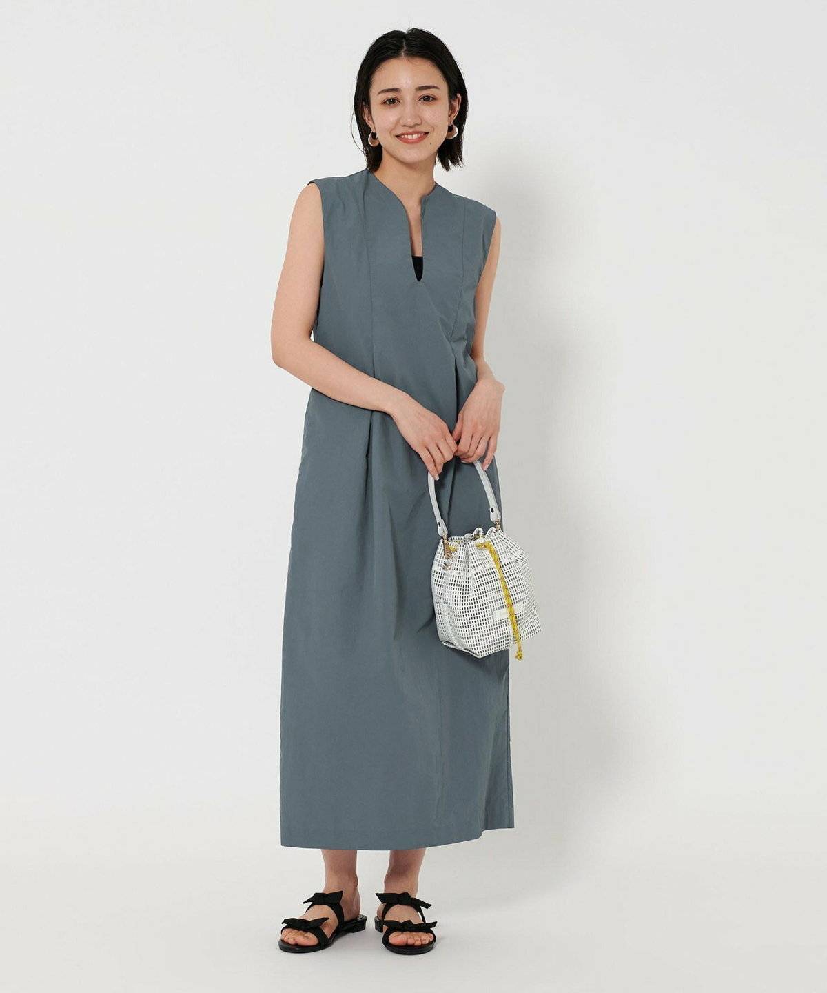 初夏コーデの女性