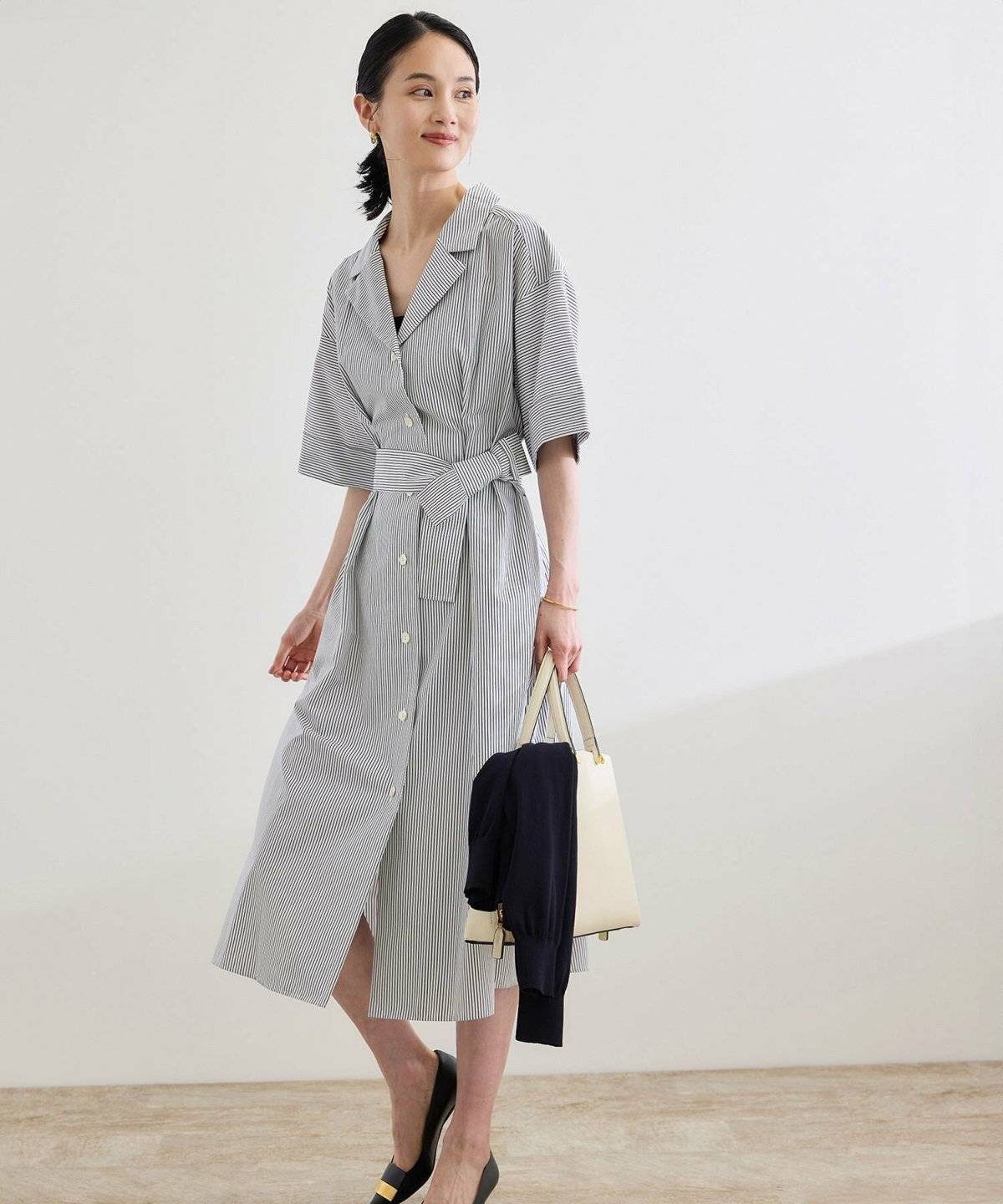 初夏コーデの女性