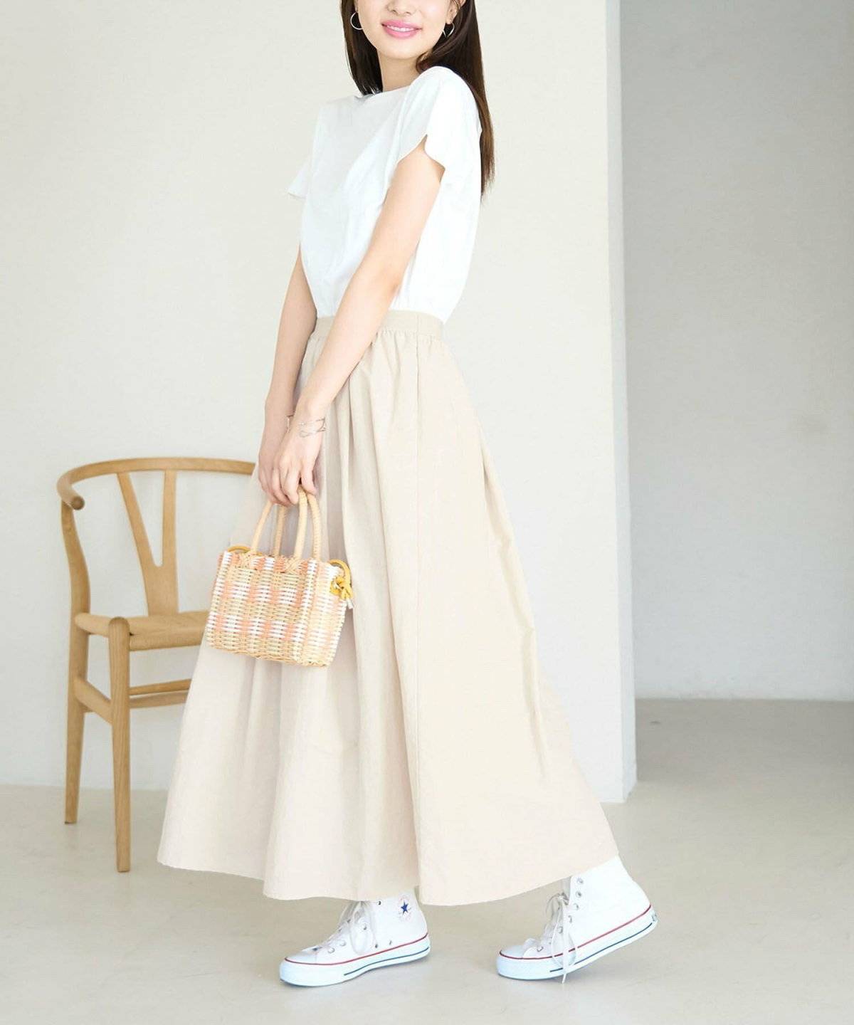 初夏コーデの女性