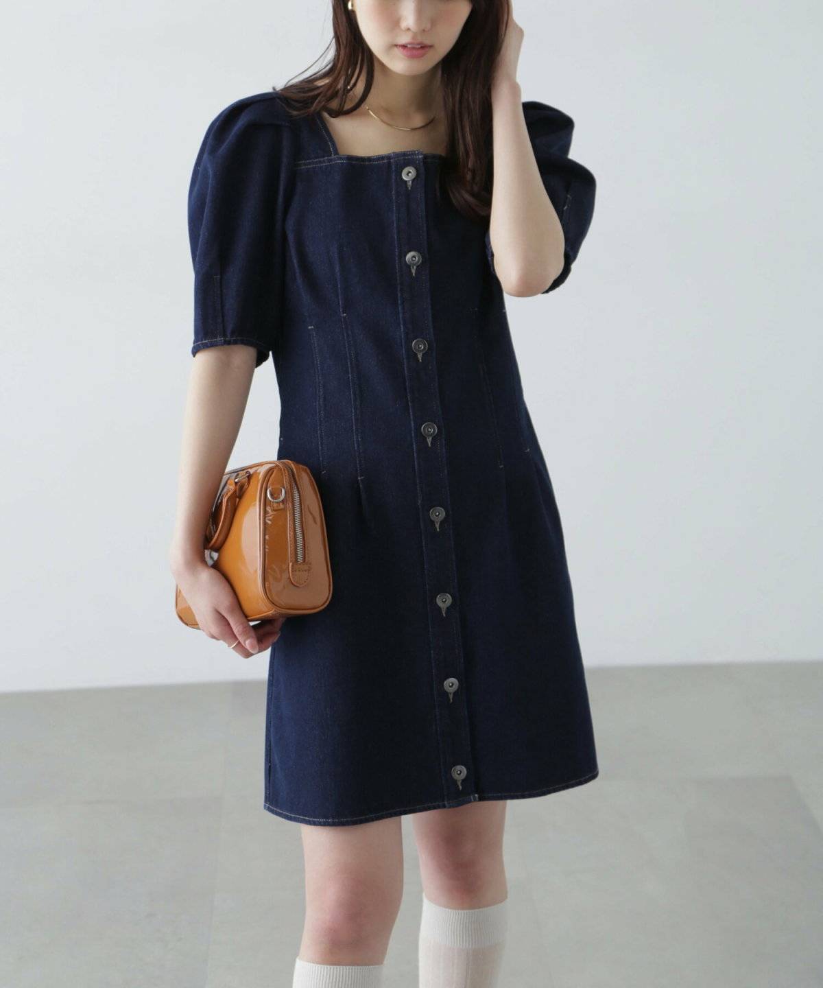 初夏コーデの女性