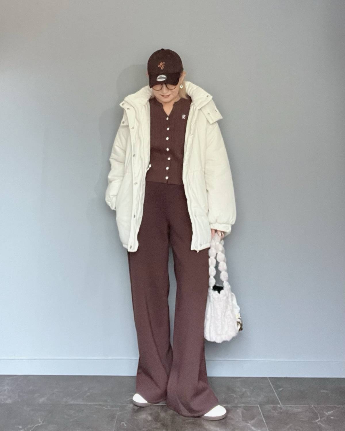 ブラウンのワントーンコーデに白をプラス！