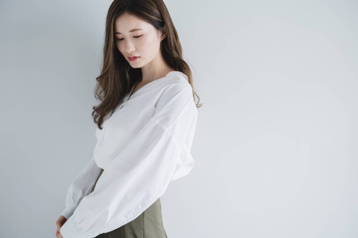 スマートカジュアルな女性