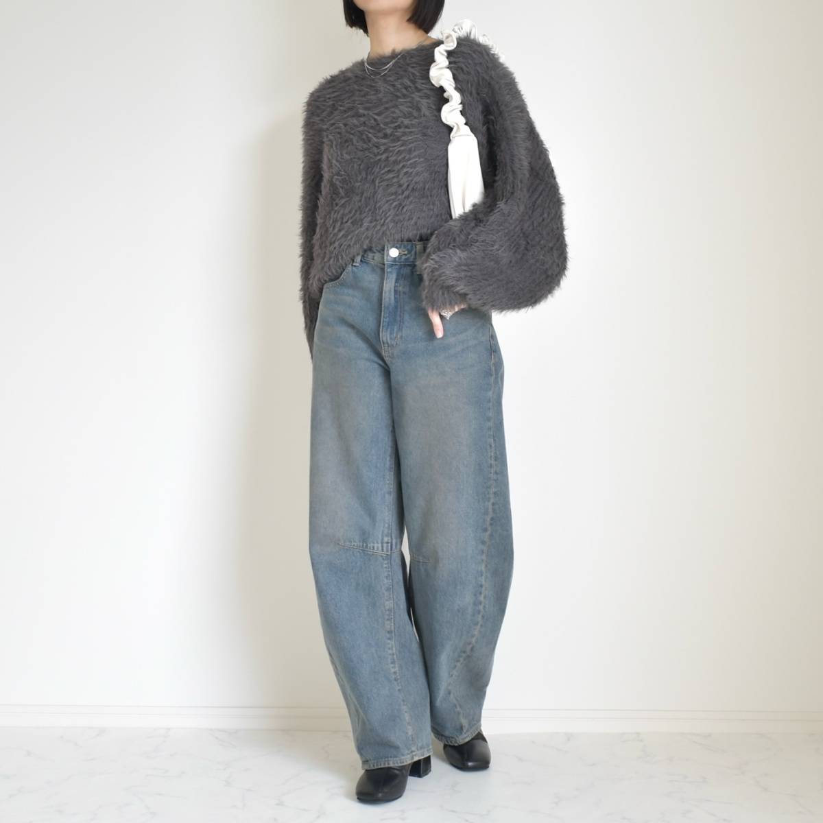 シャギーニット×デニムパンツ