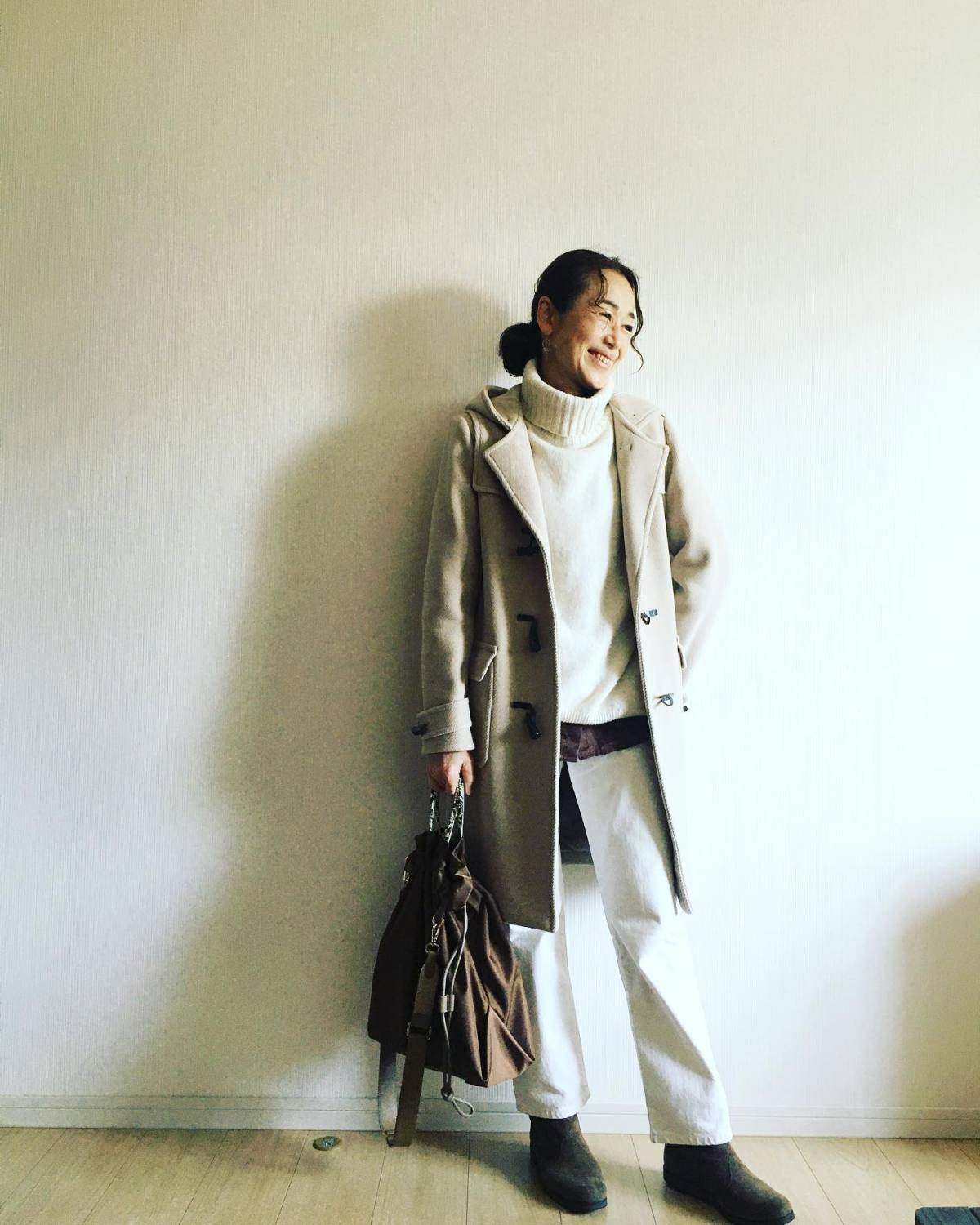 白×ベージュの淡色コーデ