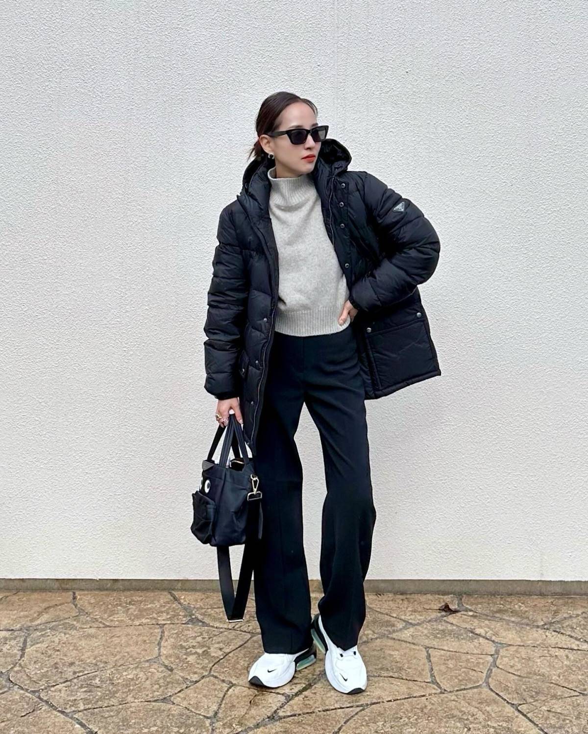 明るいカラーのトップスを合わせたブラックコーデ