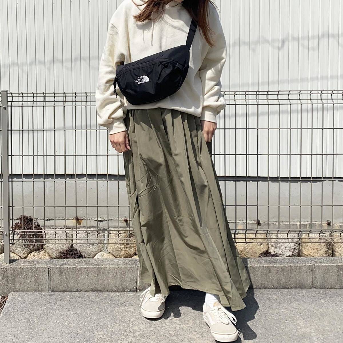 白×カーキの色合わせが◎