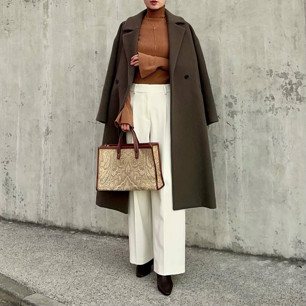 ロングコートを肩掛けする♡