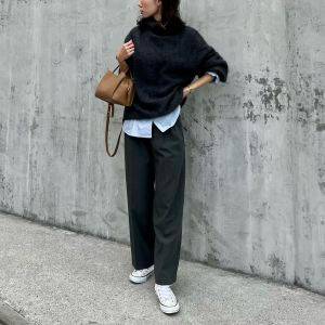  オールブラックコーデの女性 