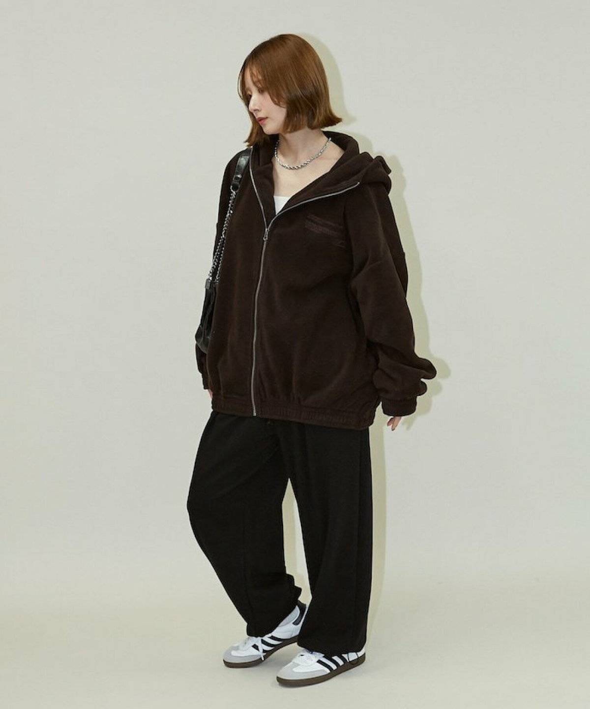 ブラウンのフリースジャケットコーデ