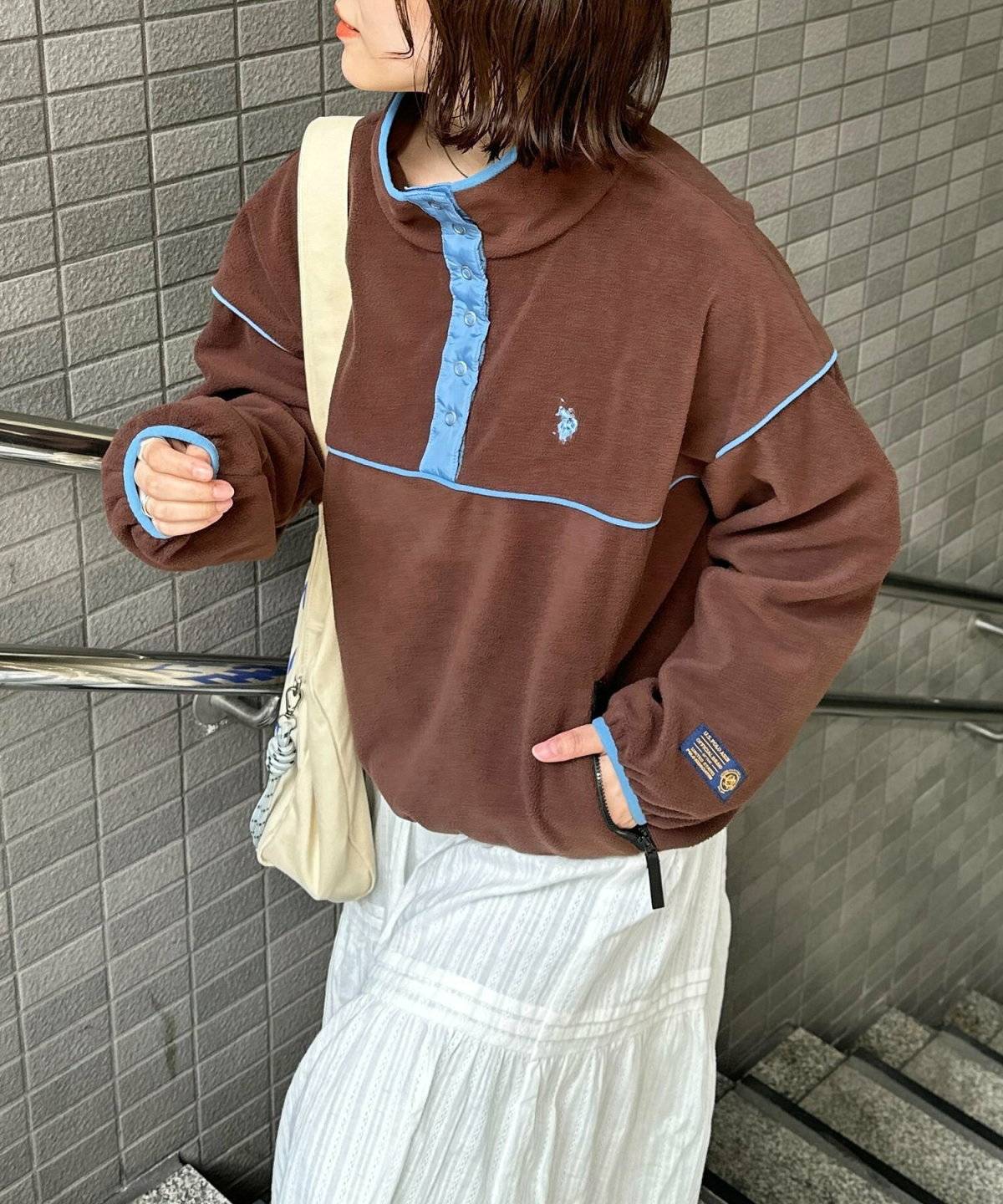 ブラウンのフリースジャケットコーデ