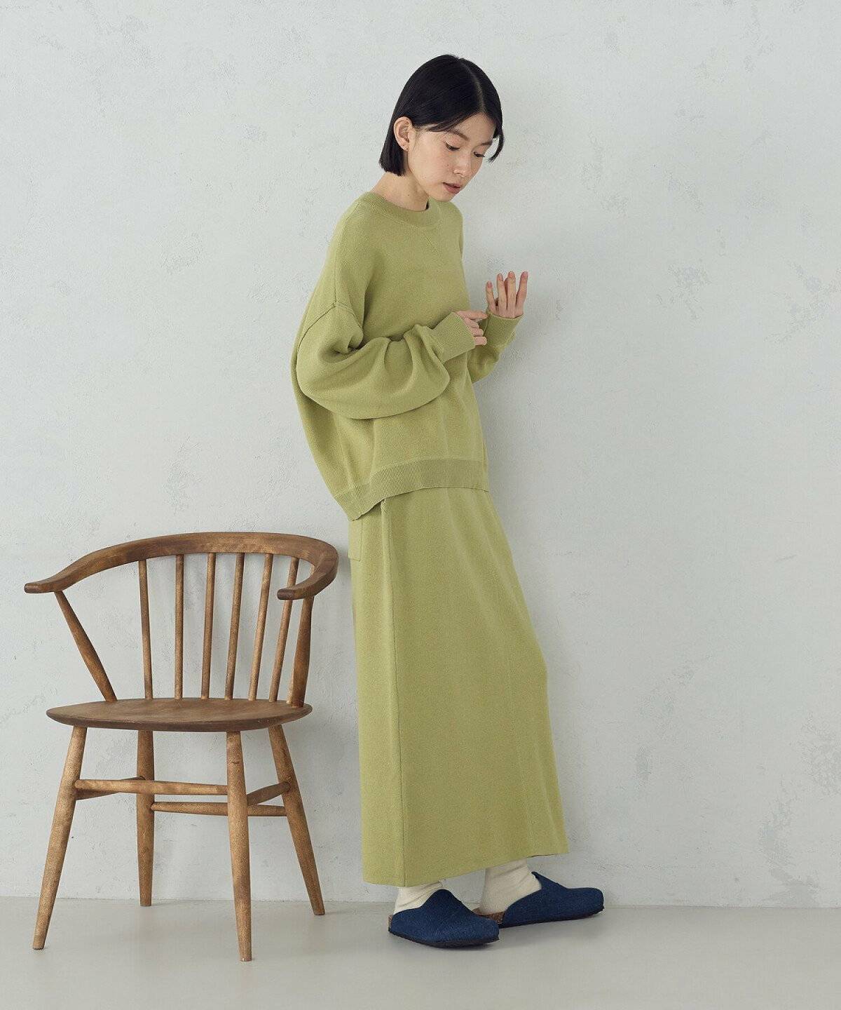 スカートコーデの女性