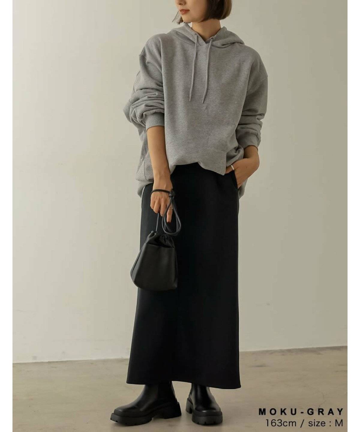 スカートコーデの女性