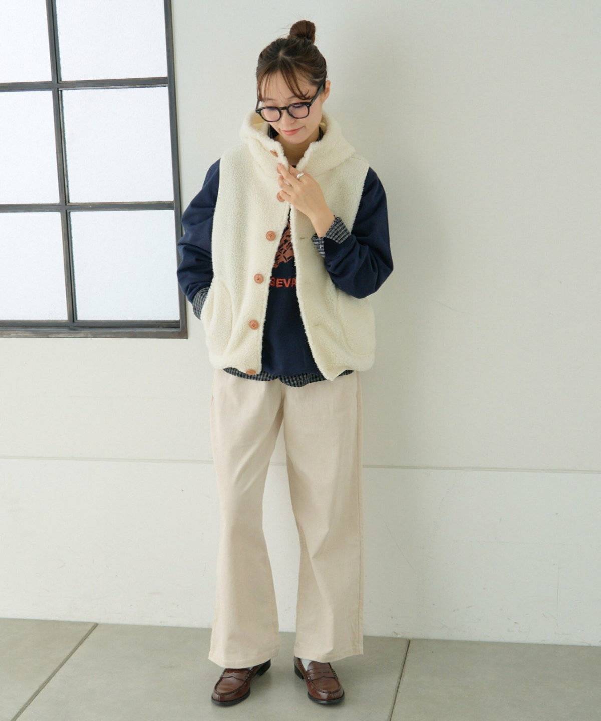 パンツコーデの女性