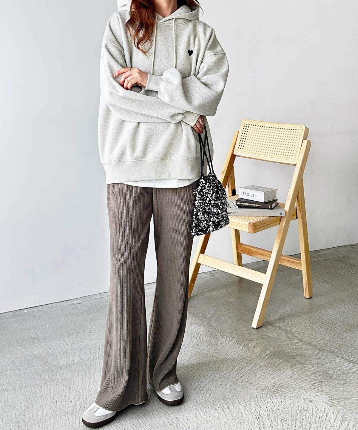 パンツコーデの女性