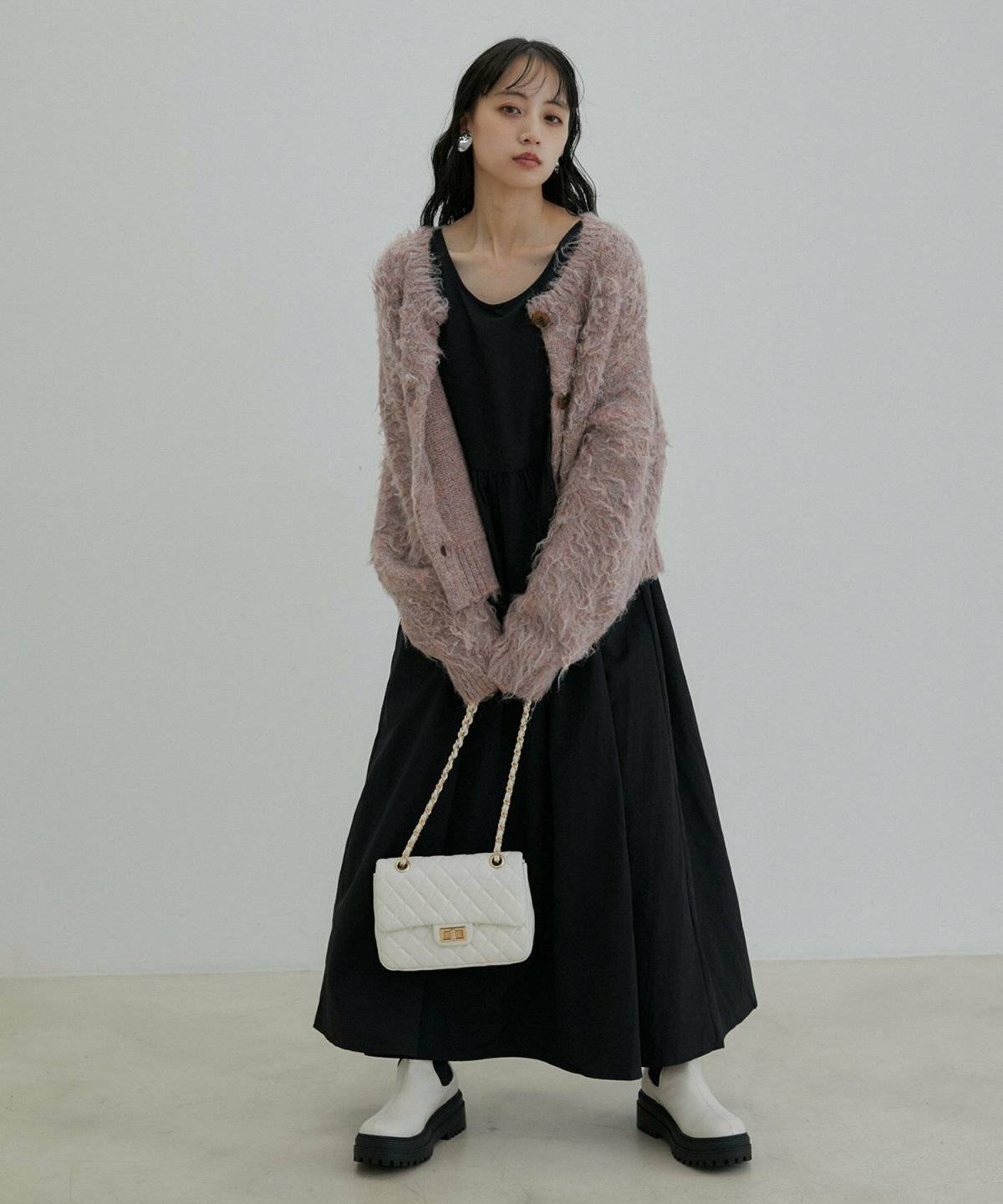 ワンピースコーデの女性